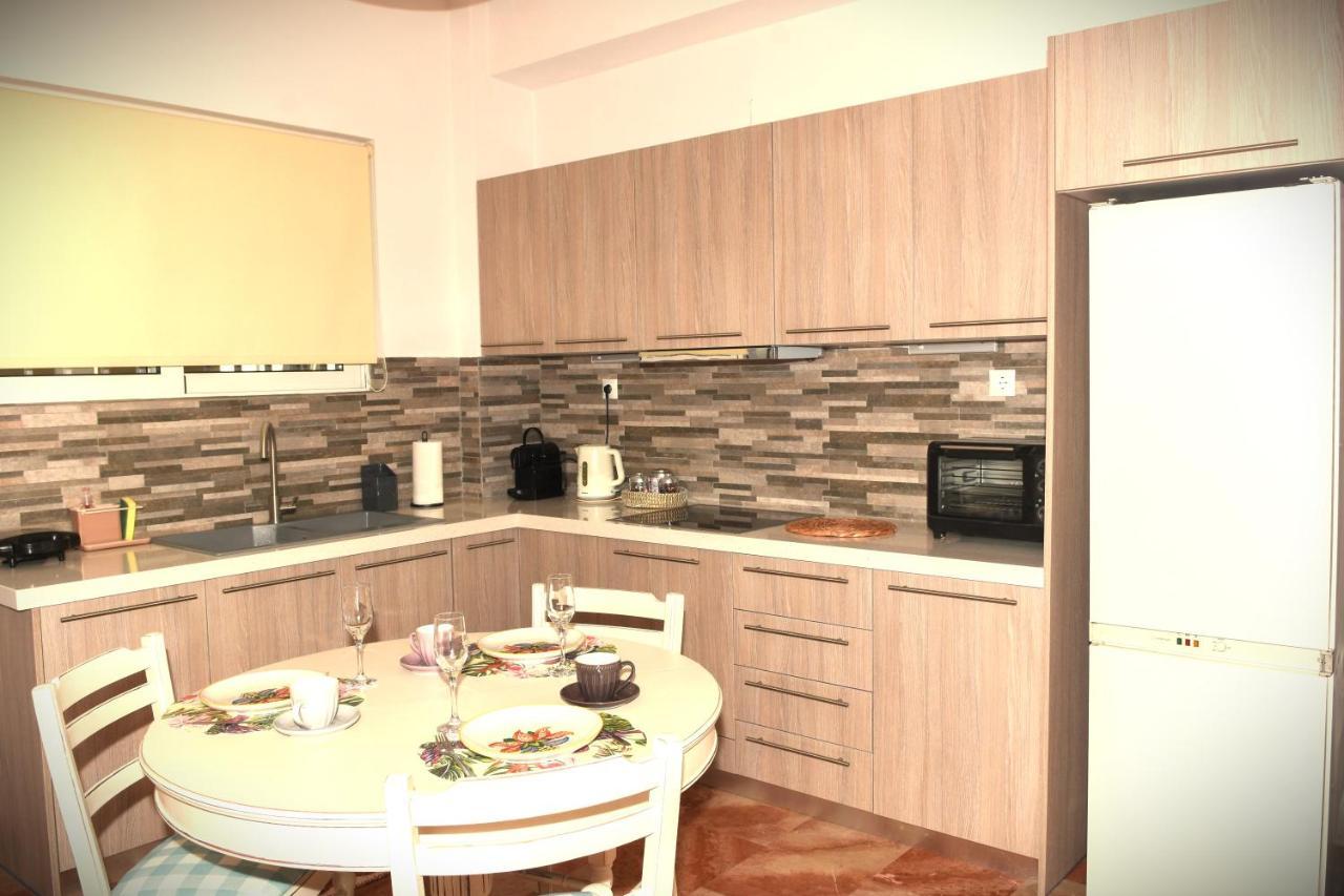 Ellis House Apartment Агринион Екстериор снимка