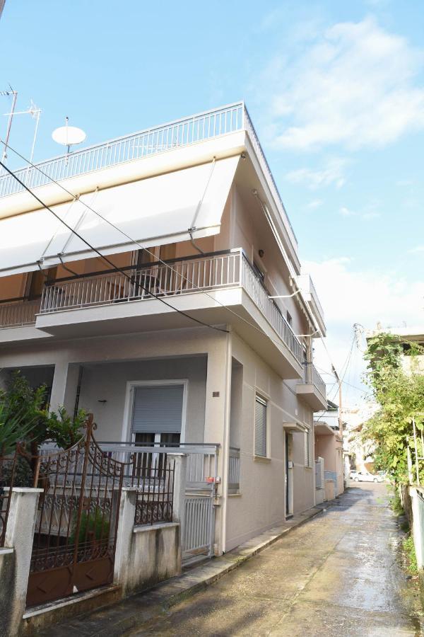 Ellis House Apartment Агринион Екстериор снимка