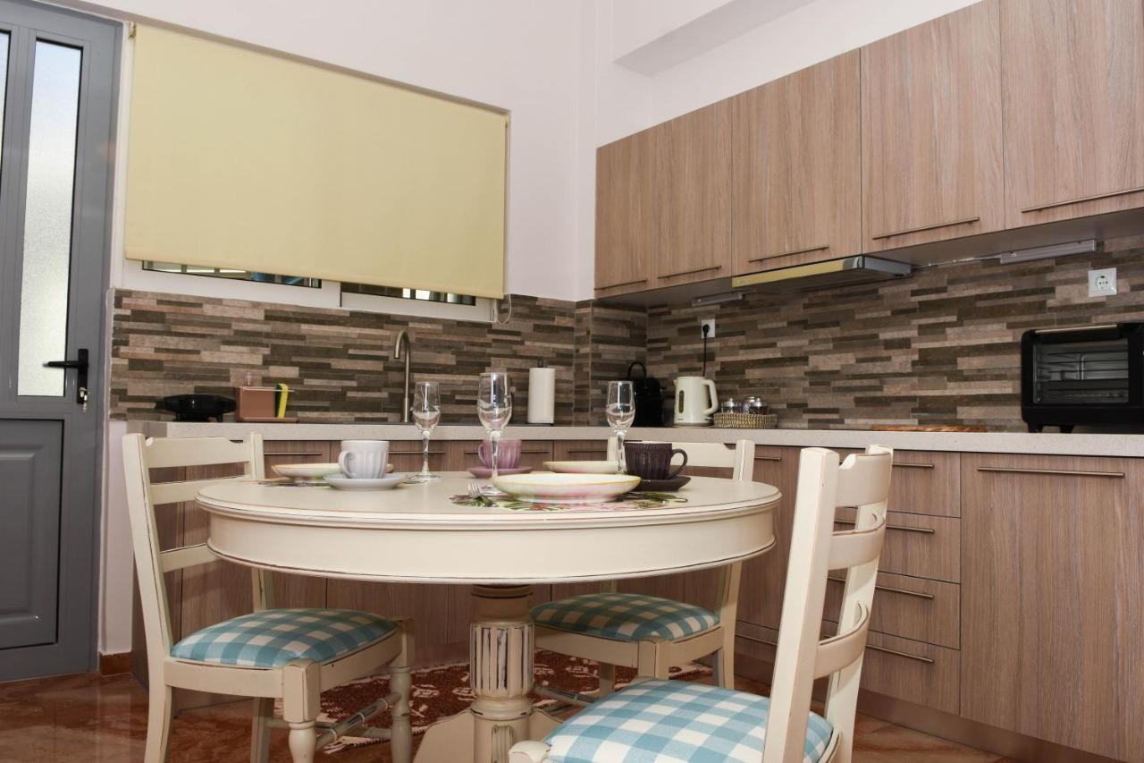Ellis House Apartment Агринион Екстериор снимка