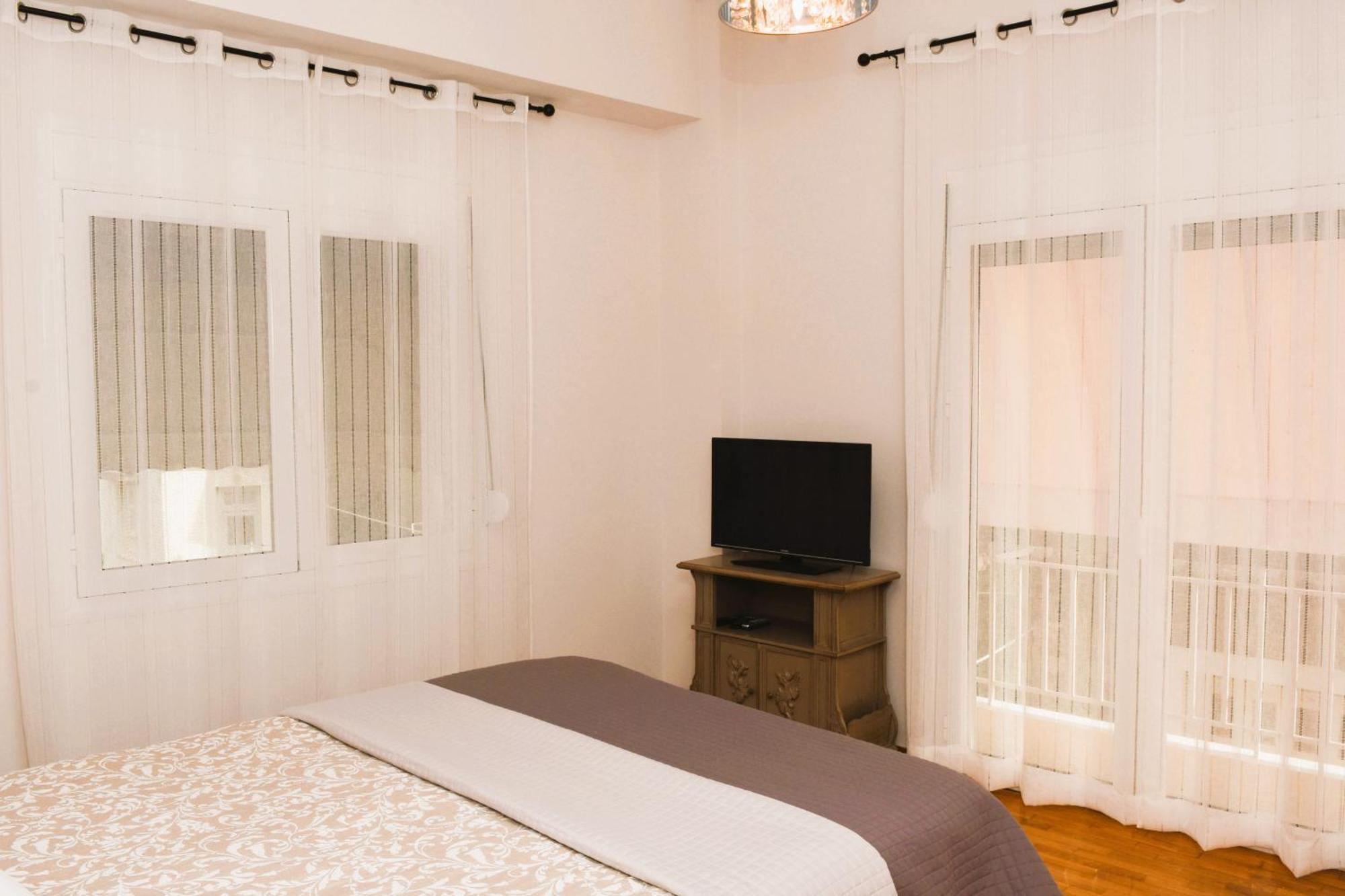 Ellis House Apartment Агринион Екстериор снимка